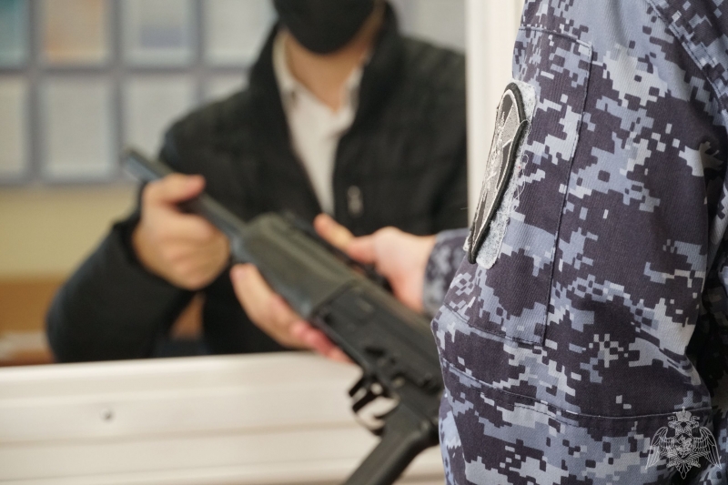 В Карелии частная охранная организация добровольно сдала росгвардейцам несколько единиц оружия