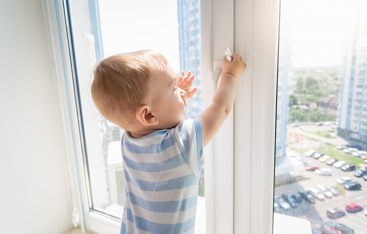 В России начал работать новый ГОСТ на окна с защитой от детей
