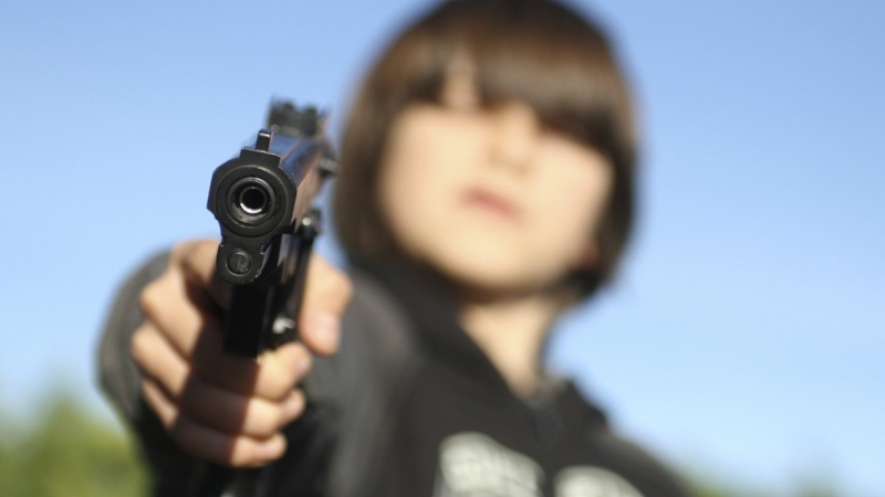 На Алтае подросток принес пистолет в школу и ранил восьмиклассника в голову