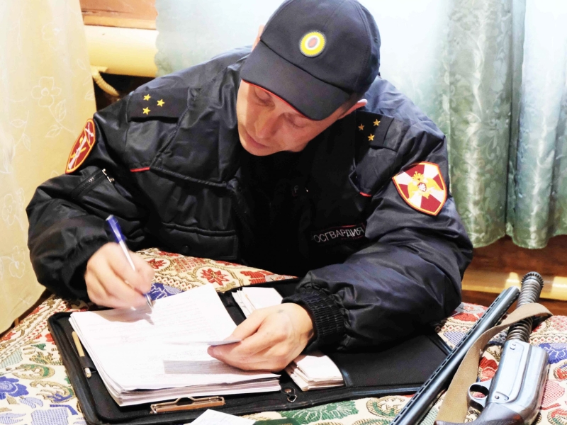В Красноярском крае сотрудники Росгвардии продолжают проверки владельцев оружия