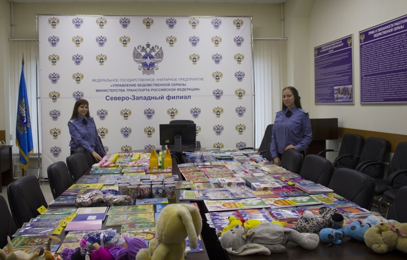 Работники Северо-Западного филиала ведомственной охраны Минтранса России отправили посылку с гуманитарной помощью детям
