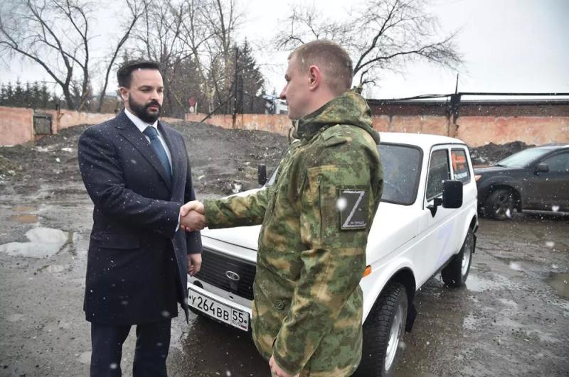 Сотрудники омских ЧОПов отправили артиллеристам в зону СВО внедорожник